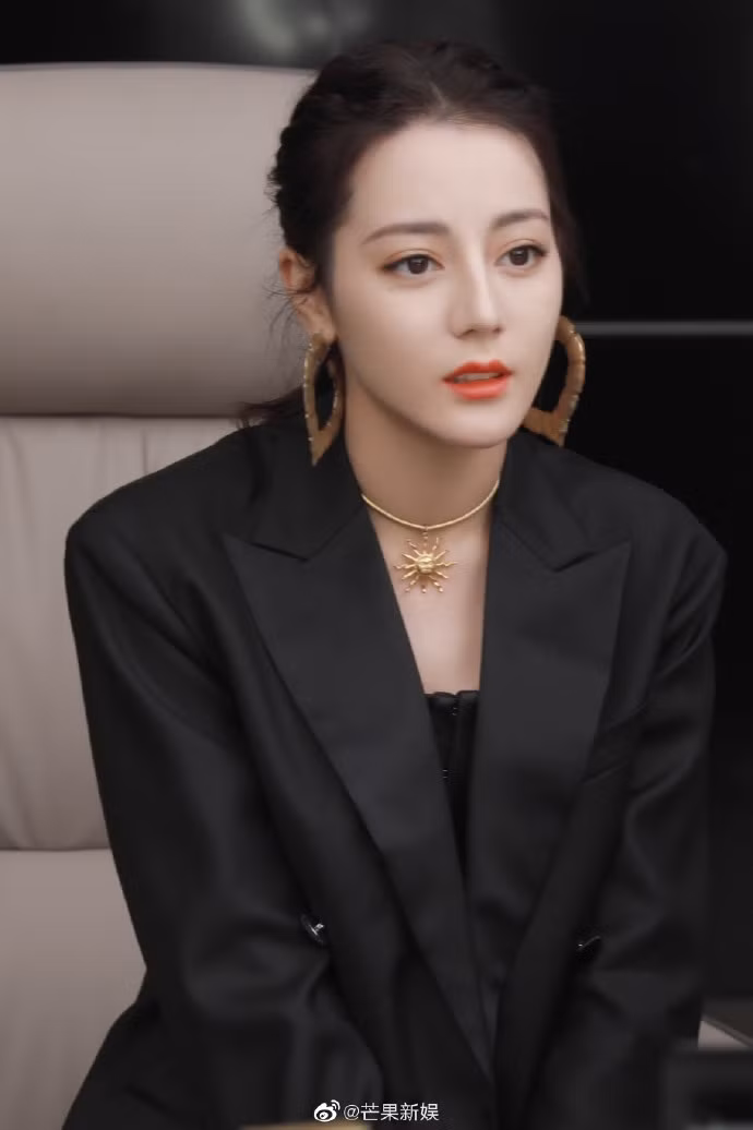 Địch Lệ Nhiệt Ba xinh đẹp hút mắt lại 