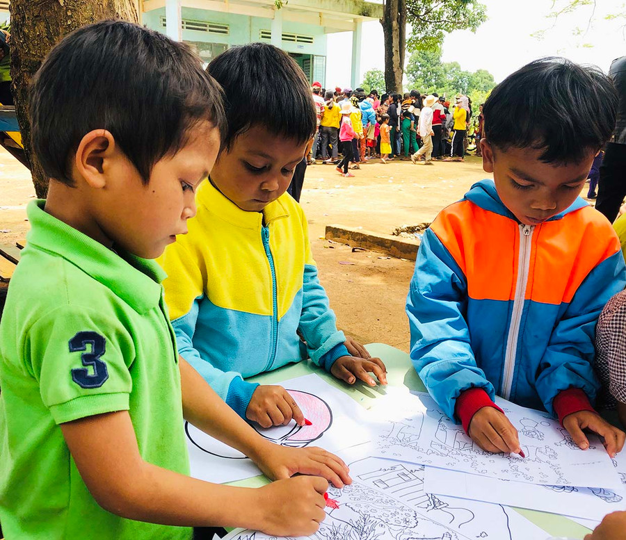 Các em thiếu nhi tham gia hoạt động vẽ tranh tại chương trình. Ảnh: Phan Lài Các em thiếu nhi tham gia hoạt động vẽ tranh tại chương trình Sách đến vùng cao-Trao ngàn tri thức. Ảnh: Phan Lài