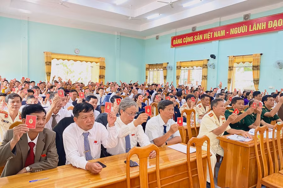 Đại hội biểu quyết số lượng đại biểu để bầu vào Ban Chấp hành Đảng bộ huyện Kông Chro khóa VIII. Ảnh: Hồng Thi