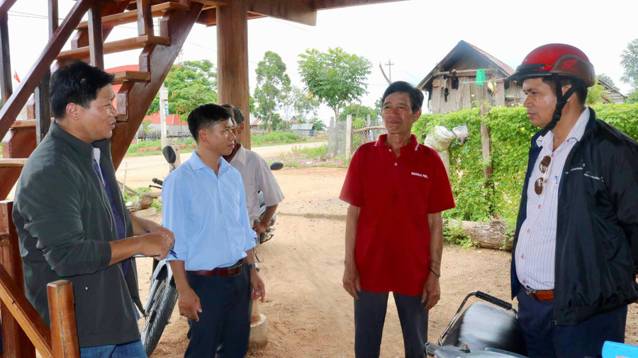 Ông Đinh Chích-Plei Pông trao đổi với cán bộ xã, phòng Nông nghiệp-PTNT về nhu cầu hỗ trợ phát triển kinh tế. Ảnh: Lê Nam