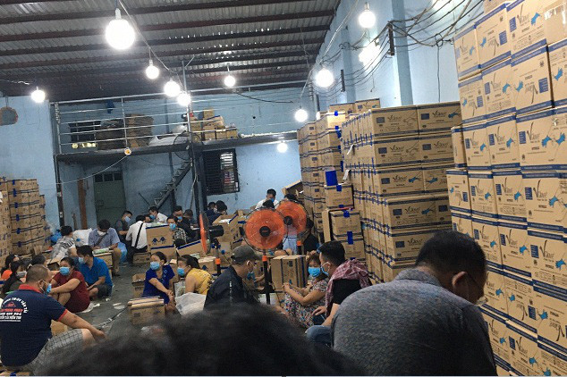 Bên trong cơ sở găng tay giả do bà Thạch Thị Hoa làm giám đốc