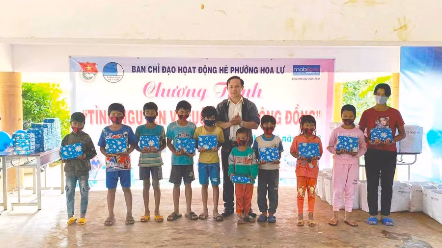 Ủy ban MTTQ phường Hoa Lư tặng 50 phần quà cho các em thiếu niên, nhi đồng làng Ốp. Ảnh: Hồng Thương