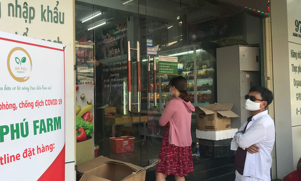 Người dân xếp hàng mua thực phẩm tại một cửa hàng ở Đà Nẵng trong mùa dịch - Ảnh: TRƯỜNG TRUNG Người dân xếp hàng mua thực phẩm tại một cửa hàng ở Đà Nẵng trong mùa dịch - Ảnh: TRƯỜNG TRUNG