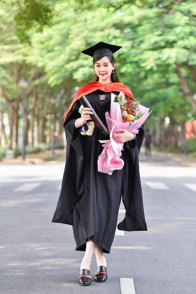 Hoa hậu tốt nghiệp thạc sĩ Trường đại học Salford với tấm bằng hạng ưu ẢNH: FBNV