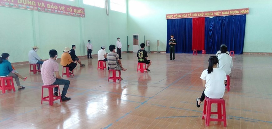 Người dân được tuyên truyền, hướng dẫn cách phòng, chống dịch COVID-19 cũng như được chăm sóc tận tình tại khu cách ly của Trung tâm Huấn luyện, Bồi dưỡng kiến thức Quốc phòng, An ninh thuộc Trung đoàn Bộ binh 991 (Bộ Chỉ huy Quân sự tỉnh Gia Lai). (Ảnh: Hồng Điệp/TTXVN)