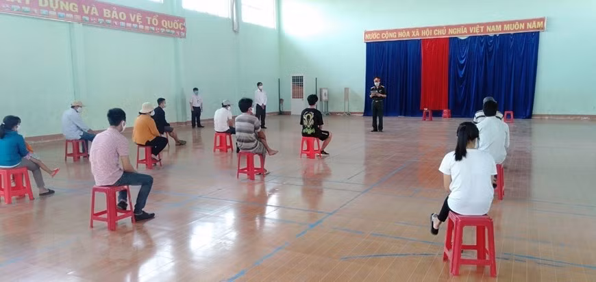 Người dân được tuyên truyền, hướng dẫn cách phòng, chống dịch COVID-19 cũng như được chăm sóc tận tình tại khu cách ly của Trung tâm Huấn luyện, Bồi dưỡng kiến thức Quốc phòng, An ninh thuộc Trung đoàn Bộ binh 991 (Bộ Chỉ huy Quân sự tỉnh Gia Lai). (Ảnh: Hồng Điệp/TTXVN)