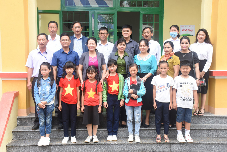 Học sinh và giáo viên Trường tiểu học Trần Quốc Toản vô cùng vui mừng, phấn khởi nhờ có thêm điểm trường mới khang trang, sạch đẹp.