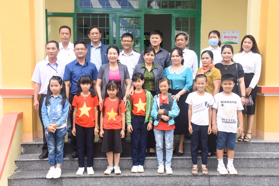 Học sinh và giáo viên Trường tiểu học Trần Quốc Toản vô cùng vui mừng, phấn khởi nhờ có thêm điểm trường mới khang trang, sạch đẹp.