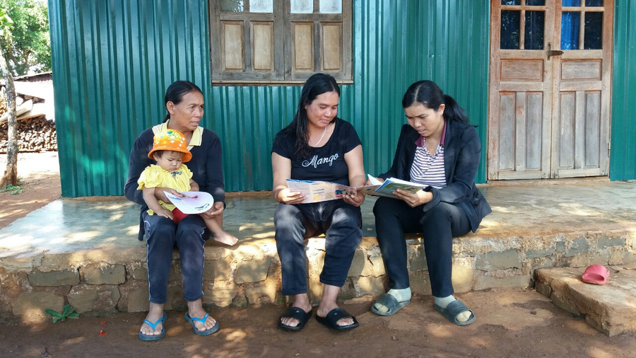 Nhân viên y tế tuyên truyền người dân về đảm bảo an toàn thực phẩm, phòng ngừa ngộ độc do độc tố tự nhiên. Ảnh: Như Nguyện