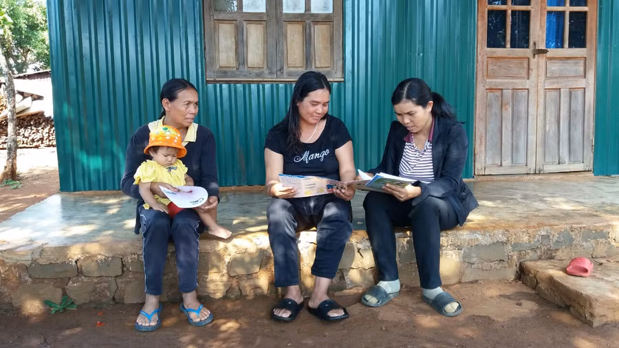 Nhân viên y tế tuyên truyền người dân về đảm bảo an toàn thực phẩm, phòng ngừa ngộ độc do độc tố tự nhiên. Ảnh: Như Nguyện