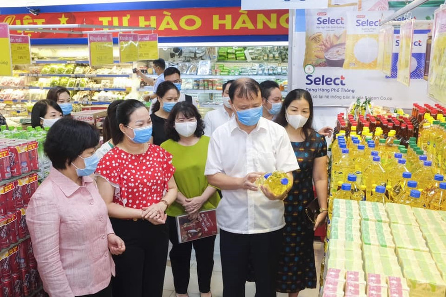  Thứ trưởng Bộ Công Thương kiểm tra hàng hoá tại các siêu thị. Ảnh: Phương Thảo