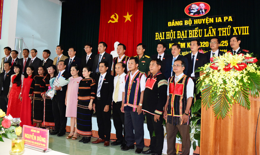 Ban Chấp hành Đảng bộ huyện Ia Pa khóa XVIII ra mắt Đại hội. Ảnh: Thất Sơn Ban Chấp hành Đảng bộ huyện Ia Pa khóa XVIII ra mắt Đại hội. Ảnh: Thất Sơn