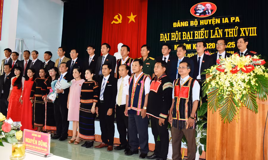 Ban Chấp hành Đảng bộ huyện Ia Pa khóa XVIII ra mắt Đại hội. Ảnh: Thất Sơn