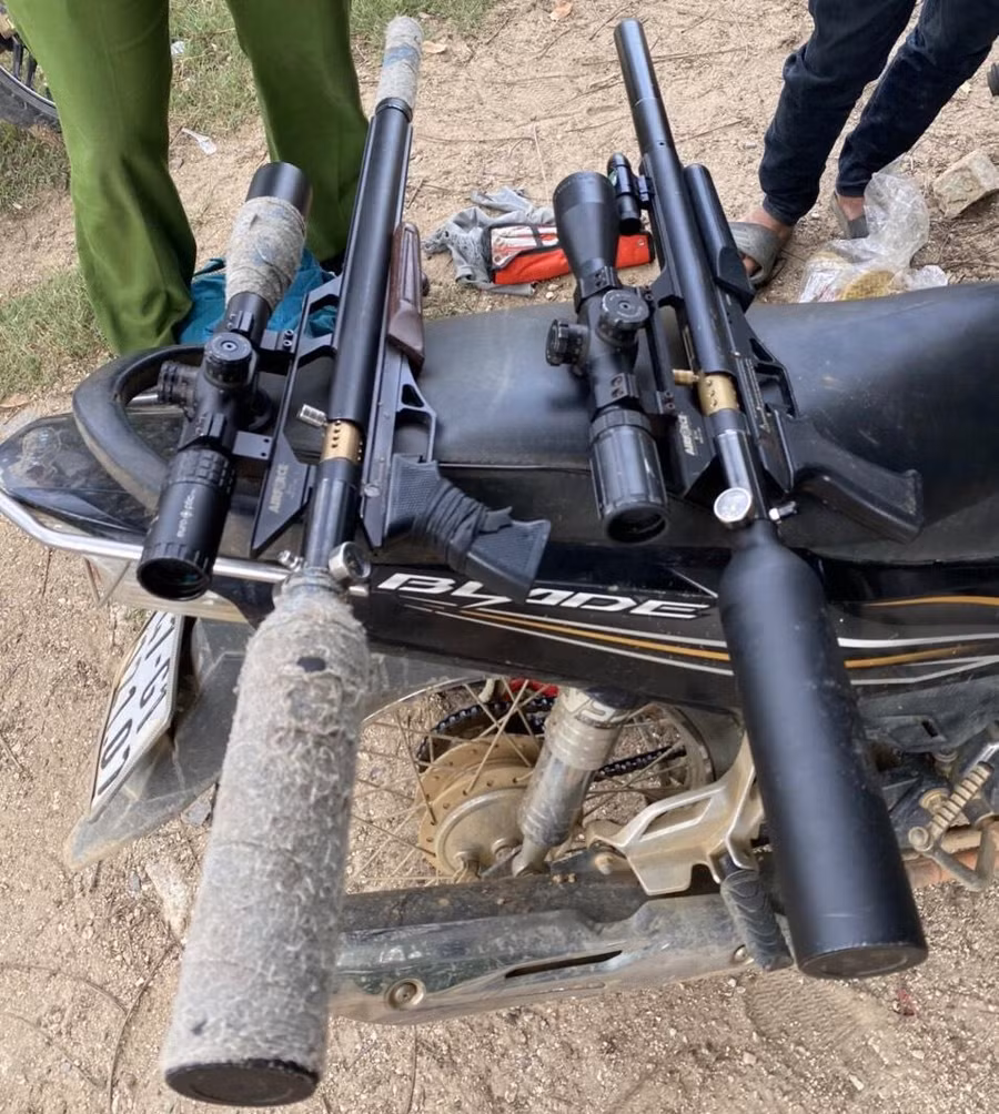 2 khẩu súng bị lực lượng Công an tạm giữ. Ảnh: Văn Ngọc 