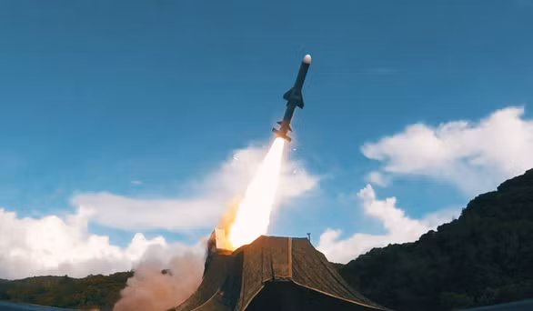 Những hình ảnh ghi lại cho thấy lực lượng quân sự Đài Loan bắn tên lửa phòng không, chống tăng và chống hạm để bảo vệ hòn đảo - Ảnh: SOUTH CHINA MORNING POST