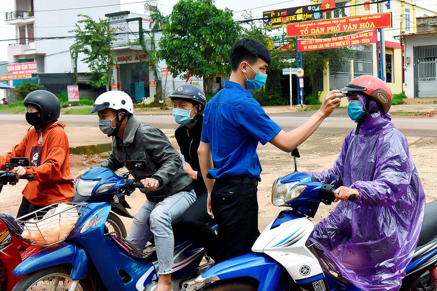 Kiểm tra thân nhiệt trước khi vào trường