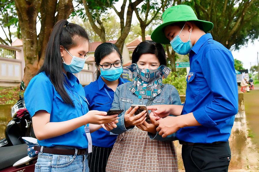 Bạn Lê Văn Sơn (sinh viên Trường Đại học Nông Lâm TP. Hồ Chí Minh phân hiệu Gia Lai tư vấn cho phụ huynh sử dụng phần mềm Bluezone để truy vết Covid.19.