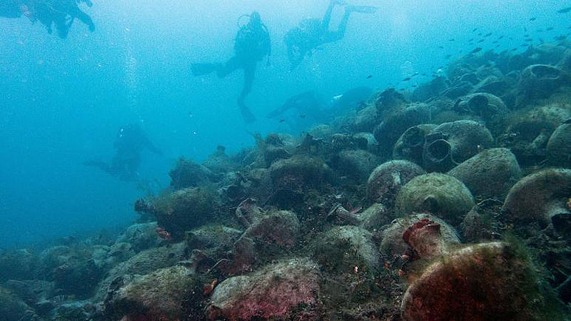 Khách du lịch yêu khám phá hiện vật cổ sẽ được trực tiếp chạm vào 