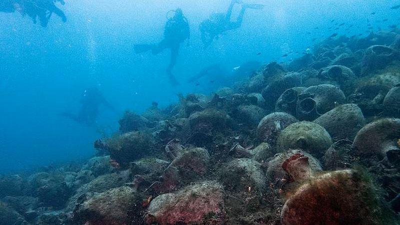 Khách du lịch yêu khám phá hiện vật cổ sẽ được trực tiếp chạm vào 