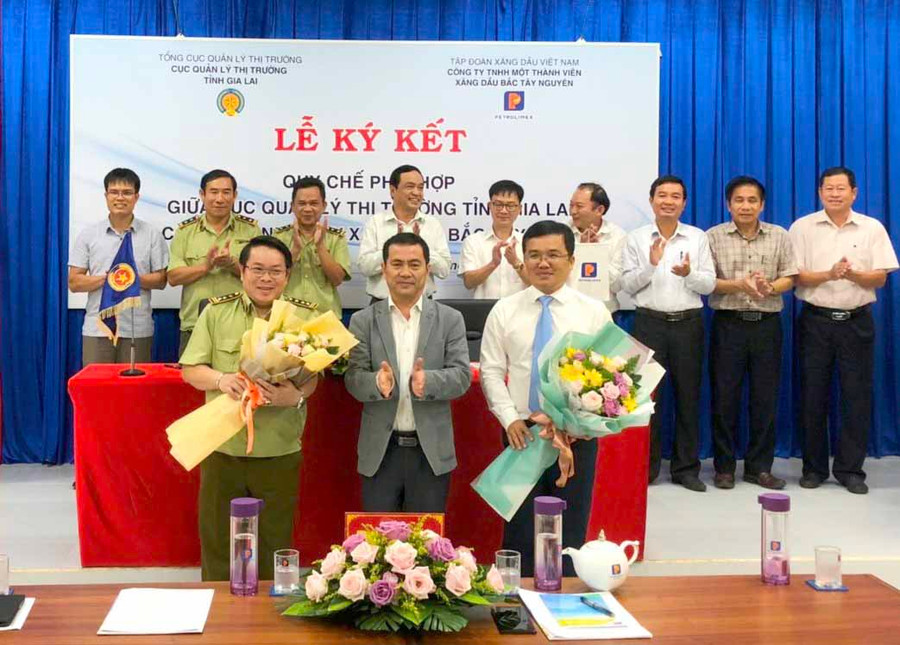 Phó CHủ tịch UBND tỉnh tặng hoa cho 2 đơn vị tại lễ ký kết. Ảnh: Anh Huy 