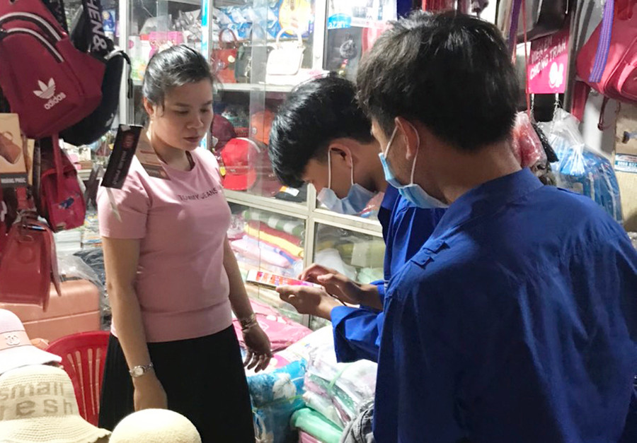 Đoàn viên, thanh niên hướng dẫn cho các tiểu thương cài đặt ứng dụng App Bluezone. Ảnh: Hà Phương Đoàn hướng dẫn cho các tiểu thương cài đặt ứng dụng App Bluezone. Ảnh: Hà Phương