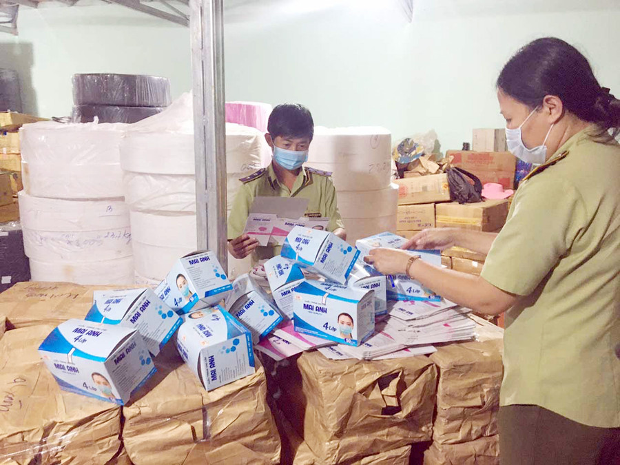  Lực lượng Quản lý Thị trường thu giữ toàn bộ số khẩu trang y tế vi phạm của Công ty TNHH một thành viên Phú Hào Mai Anh (65/46 Lê Thị Riêng, TP. Pleiku). Ảnh: V.T 