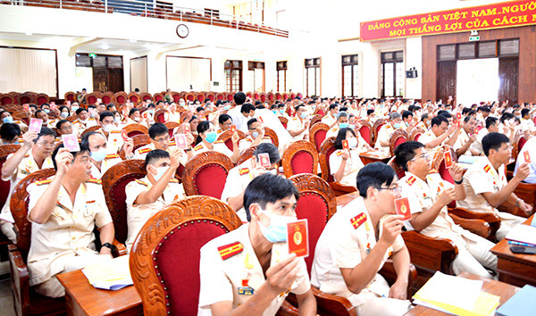 Biểu quyết thông qua các chỉ tiêu, nghị quyết. Ảnh: Vĩnh Hoàng Biểu quyết thông qua các chỉ tiêu, nghị quyết. Ảnh: Vĩnh Hoàng