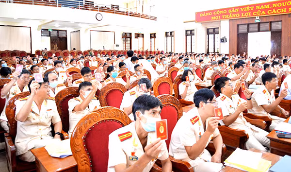 Biểu quyết thông qua các chỉ tiêu, nghị quyết. Ảnh: Vĩnh Hoàng