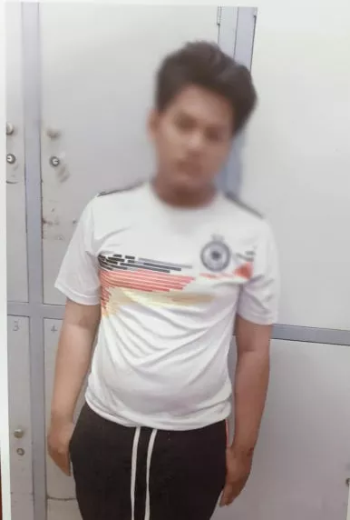 Hai thiếu niên tại cơ quan công an