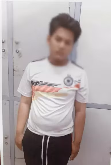 Hai thiếu niên tại cơ quan công an