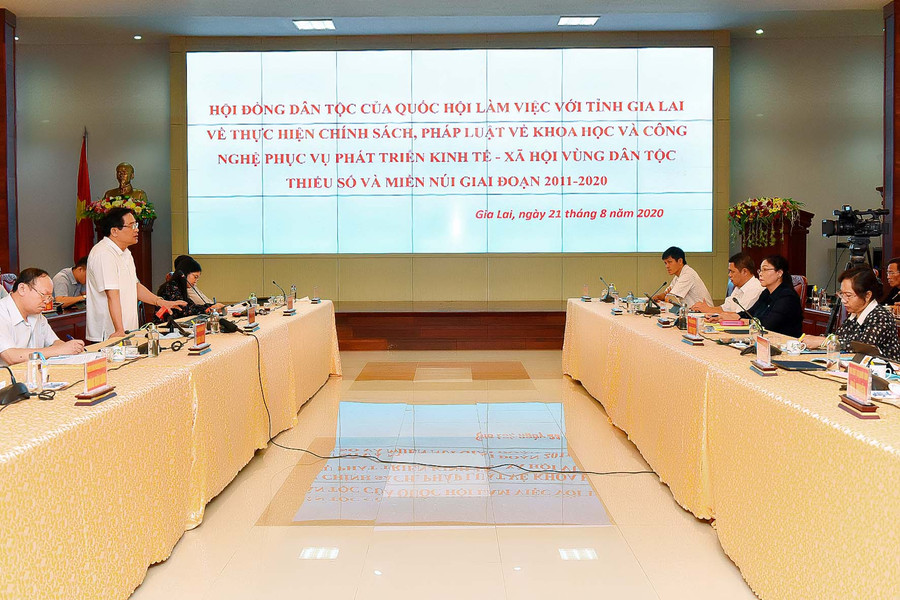 Đoàn giám sát của Hội đồng Dân tộc của Quốc hội làm việc với lãnh đạo tỉnh Gia Lai. Ảnh: Đức Thụy Chủ tịch Hội đồng Dân tộc của Quốc hội Hà Ngọc Chiến làm việc với lãnh đạo tỉnh (1)