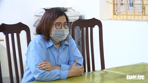 Trương Thị Bình (38 tuổi, phó giám đốc Công ty Đức Anh) tại cơ quan công an - Ảnh: LÊ HƯƠNG