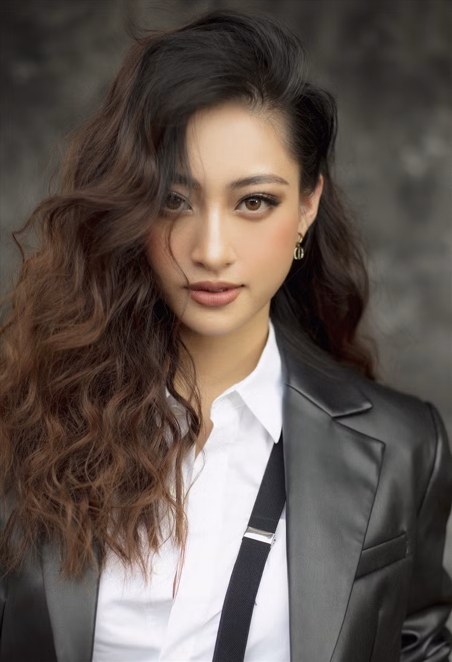 Đăng quang cuộc thi Miss World Vietnam 2019, Lương Thuỳ Linh gây ấn tượng với công chúng bởi ngoại hình xinh đẹp cùng chiều cao nổi trội 1m78. Tài sắc vẹn toàn, người đẹp gốc Cao Bằng là hình tượng đại diện cho vẻ đẹp tri thức. Ảnh: Tang Tang.