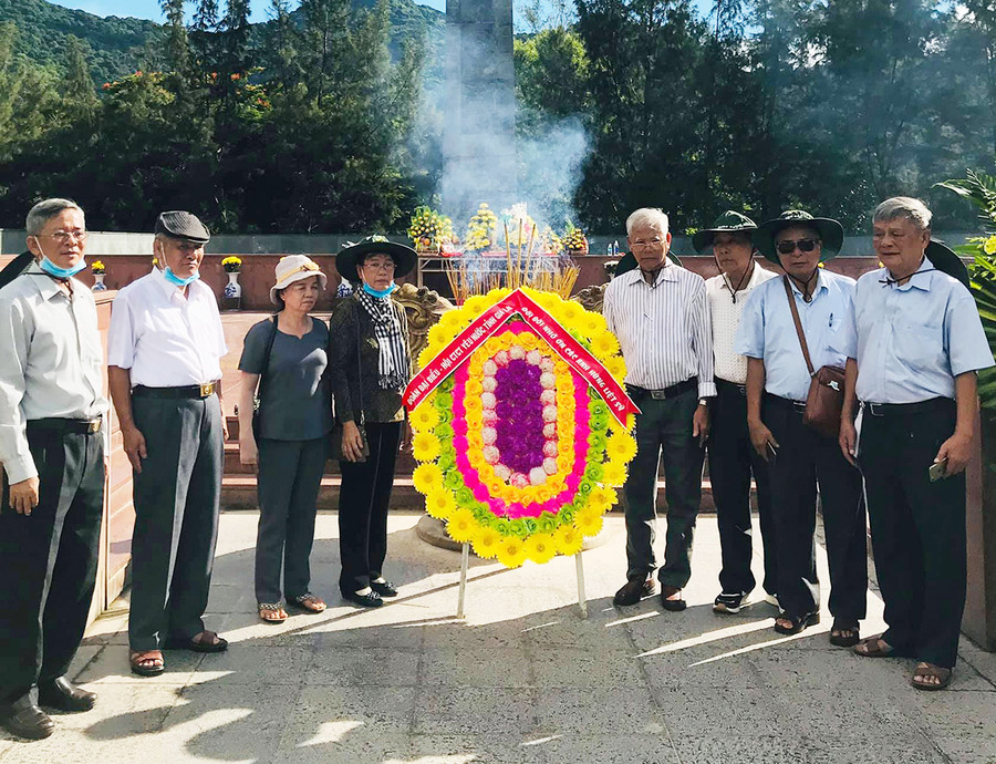  Đoàn đại biểu Hội Cựu tù chính trị yêu nước tỉnh viếng thăm Nghĩa trang Hàng Dương (huyện Côn Đảo, tỉnh Bà Rịa-Vũng Tàu). Ảnh: H.C