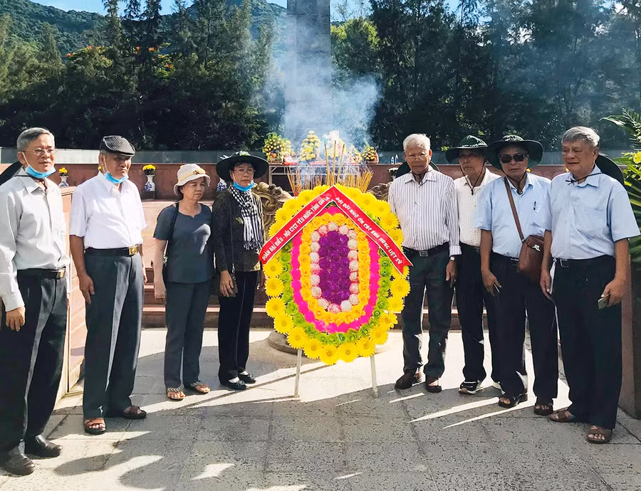 Đoàn đại biểu Hội Cựu tù chính trị yêu nước tỉnh viếng thăm Nghĩa trang Hàng Dương (huyện Côn Đảo, tỉnh Bà Rịa-Vũng Tàu). Ảnh: Hoàng Cư Đoàn đại biểu Hội Cựu tù chính trị yêu nước tỉnh viếng thăm Nghĩa trang Hàng Dương (huyện Côn Đảo, tỉnh Bà Rịa-Vũng Tàu). Ảnh: H.C