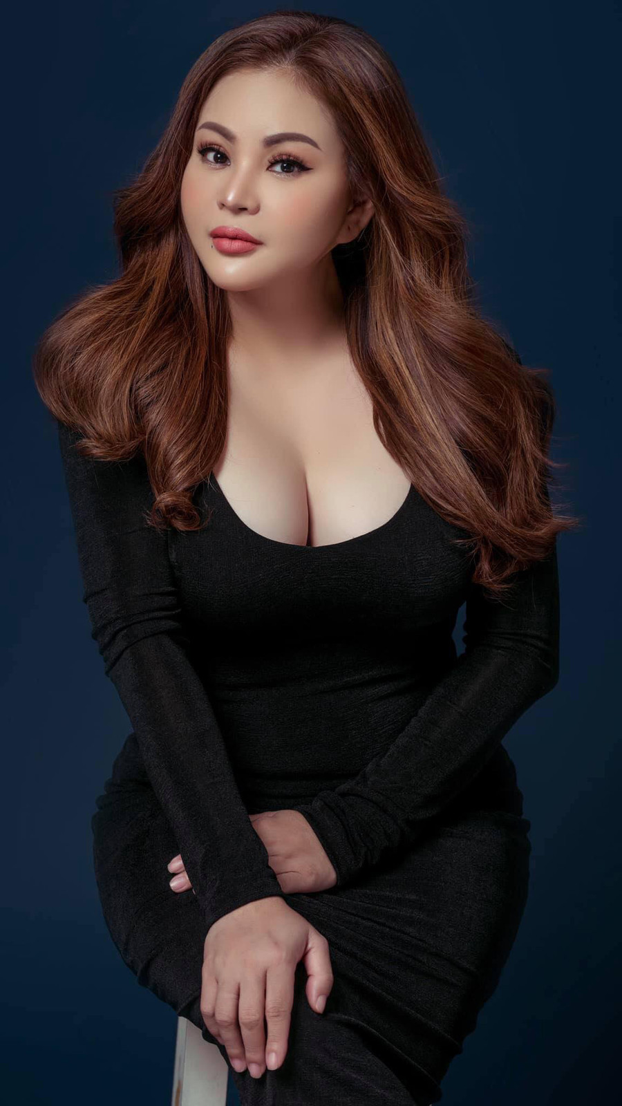 "Là phụ nữ hãy sống như một đóa hoa, không vì ai mà nở rộ, cũng chẳng vì ai mà lụi tàn", Lê Giang chia sẻ.