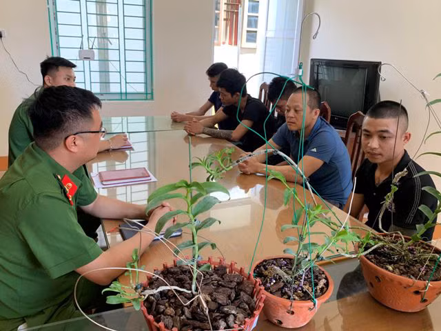 5 đối tượng cùng tang vật lừa đảo chiếm đoạt tài sản 166 triệu đồng tại cơ quan Công an. Ảnh: Báo cand.