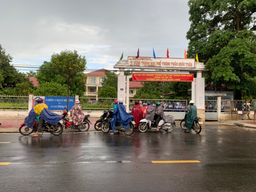 Trời mưa to, nhiều phụ huynh ở huyện Phú Thiện đến các điểm thi sớm để đón con. Ảnh: Vũ Chi Trời mưa to, nhiều phụ huynh ở huyện Phú Thiện đến các điểm thi sớm để đón con. Ảnh: Vũ Chi