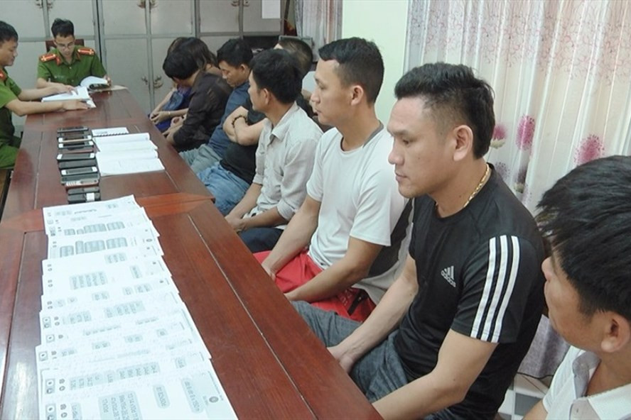  Các đối tượng ghi lô, đề bị bắt giữ. Ảnh: Ngọc Long.