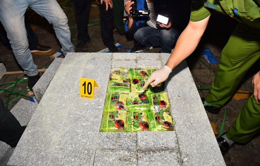 Bắt vụ vận chuyển ma túy trong khối đá granit tại cảng Cát Lái, TP Hồ Chí Minh ra nước ngoài tiêu thụ bằng đường biển. (Ảnh: Bộ Công an/TTXVN phát)