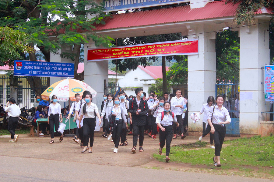 Thí sinh tại điểm thi Trường THPT Ya Ly (huyện Chư Pah) phấn khởi ra về sau khi hoàn thành bài thi môn Ngữ Văn. Ảnh: Ngọc Thu