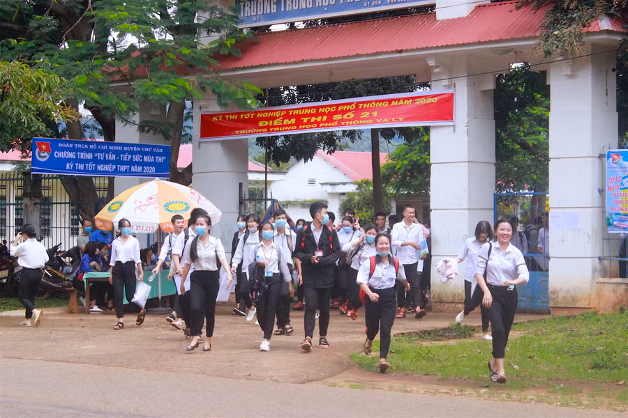 Thí sinh tại điểm thi Trường THPT Ya Ly (huyện Chư Pah) phấn khởi ra về sau khi hoàn thành bài thi môn Ngữ Văn. Ảnh: Ngọc Thu