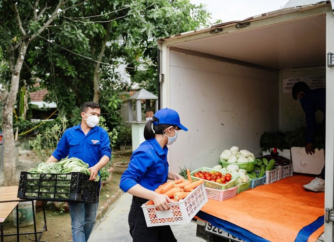 Phan Văn Đức cùng các bạn trẻ chuẩn bị thực phẩm sạch mang lên xe để chở đến trao tận tay người dân khó khăn ẢNH: NAM THỊNH