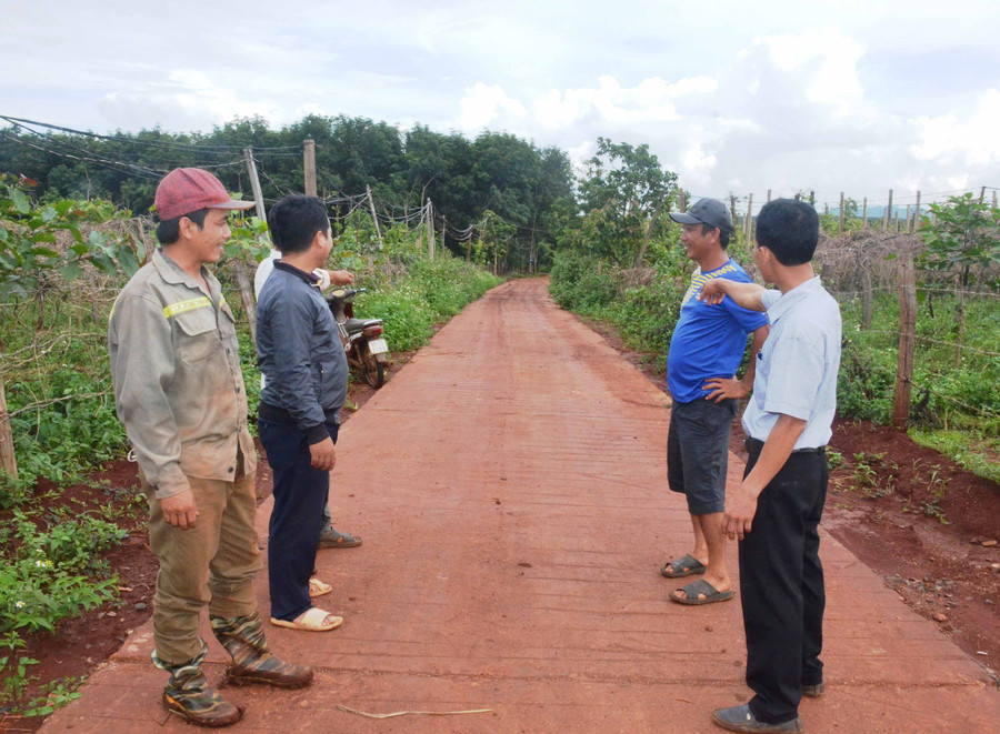 Người dân làng Bang Ngol (xã Ia Bang, huyện Chư Prông) tự hào vì đã hiến đất làm con đường bê tông dẫn ra khu sản xuất. Ảnh: Vĩnh Hoàng 