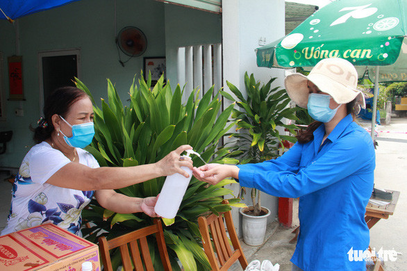  Người dân xã Hòa Tiến nhắc nhở nhau vệ sinh phòng dịch - Ảnh: TRƯỜNG TRUNG