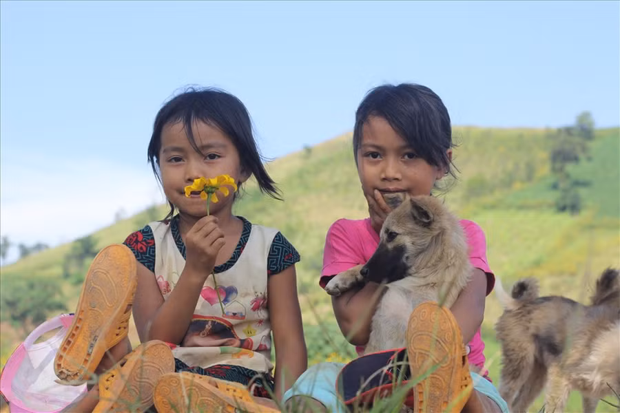  Những đứa trẻ ngây thơ nô đùa dưới chân núi. Ảnh TA
