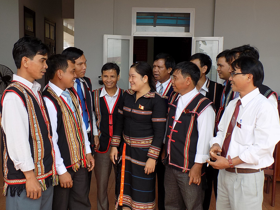  Trao đổi về công tác xây dựng đội ngũ cán bộ huyện Chư Păh. Ảnh: THANH NHẬT