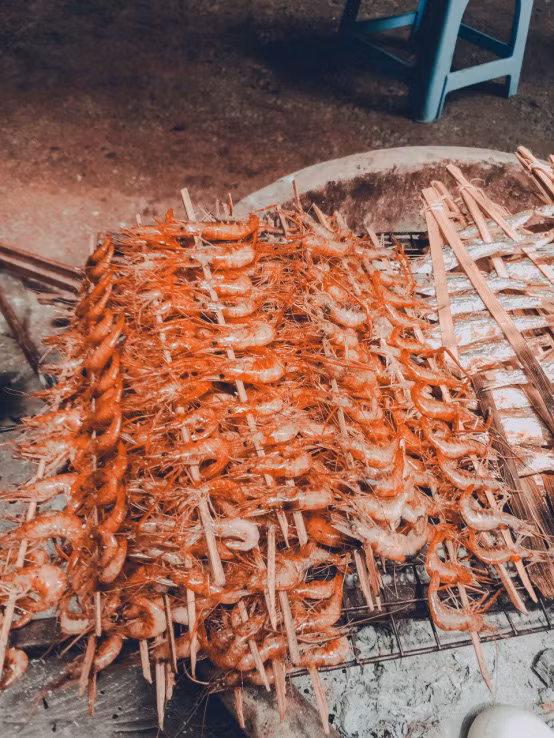 Tôm nướng thơm giòn - Ảnh: PHƯƠNG LAN