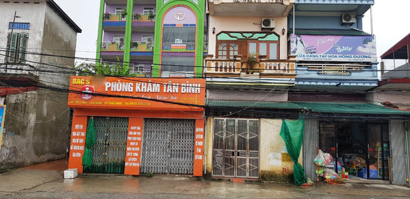 Sau khi sự việc xảy ra, phòng khám và căn nhà nằm sát vách với phòng khám của nghi can L. luôn đóng chặt cửa - Ảnh: K. LINH