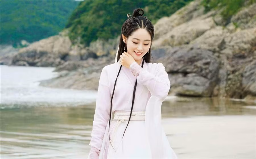 4. Chúc Tự Đan: Chúc Tự Đan gia nhập làng giải trí từ năm 2012 nhưng khá lận đận trong thời gian đầu vào nghề. Khi đó, cô chỉ được vào những vai phụ trong một số phim truyền hình ít gây tiếng vang. Chỉ đến khi góp mặt trong Tam sinh tam thế - Thập lý đào hoa, Chúc Tự Đan mới được khán giả chú ý. Tiếp đó, cô “gây bão” khi vào vai Chu Chỉ Nhược trong Ỷ thiên đồ long ký.